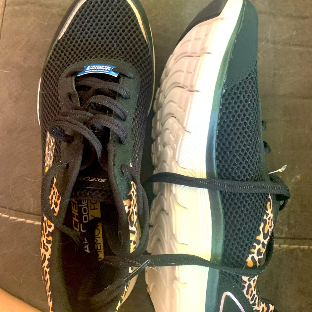 Gym shoes, sketchers size 7.5